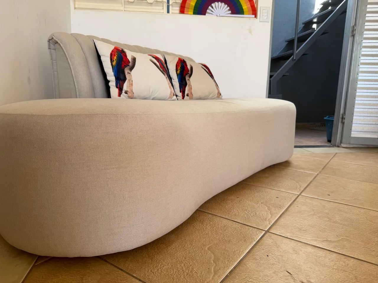SOFÁ ORGÂNICO COM ALMOFADAS TROPICAIS - Foto 2