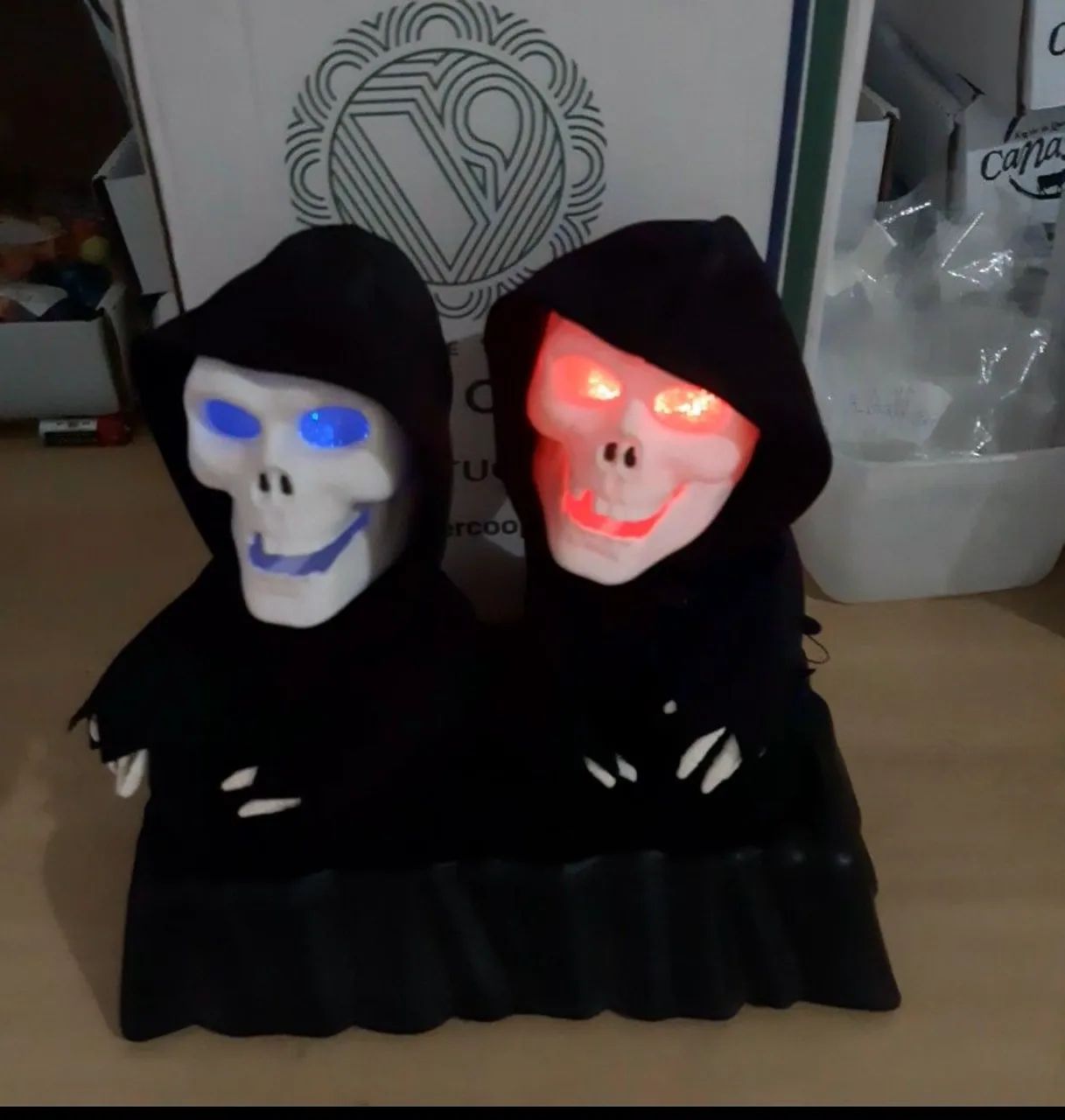 Helloween,  2 caveiras que cantam e dançam e funciona com pilhas. 