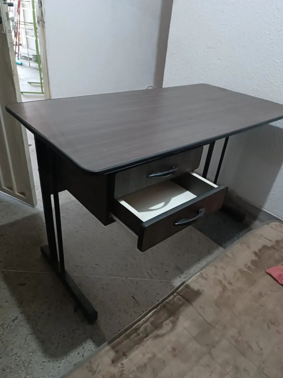 Mesa de escritório com gaveta