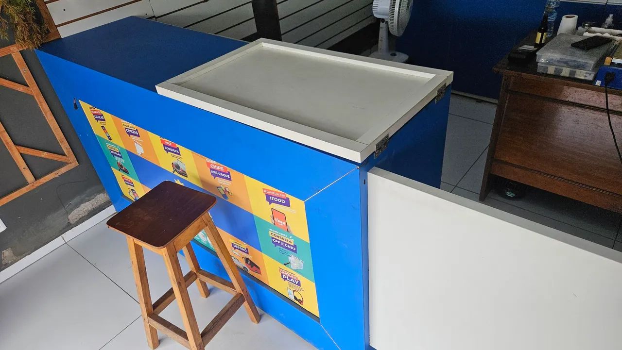 Bancada completa em MDF azul/branco com prateleiras e expositor - Foto 4