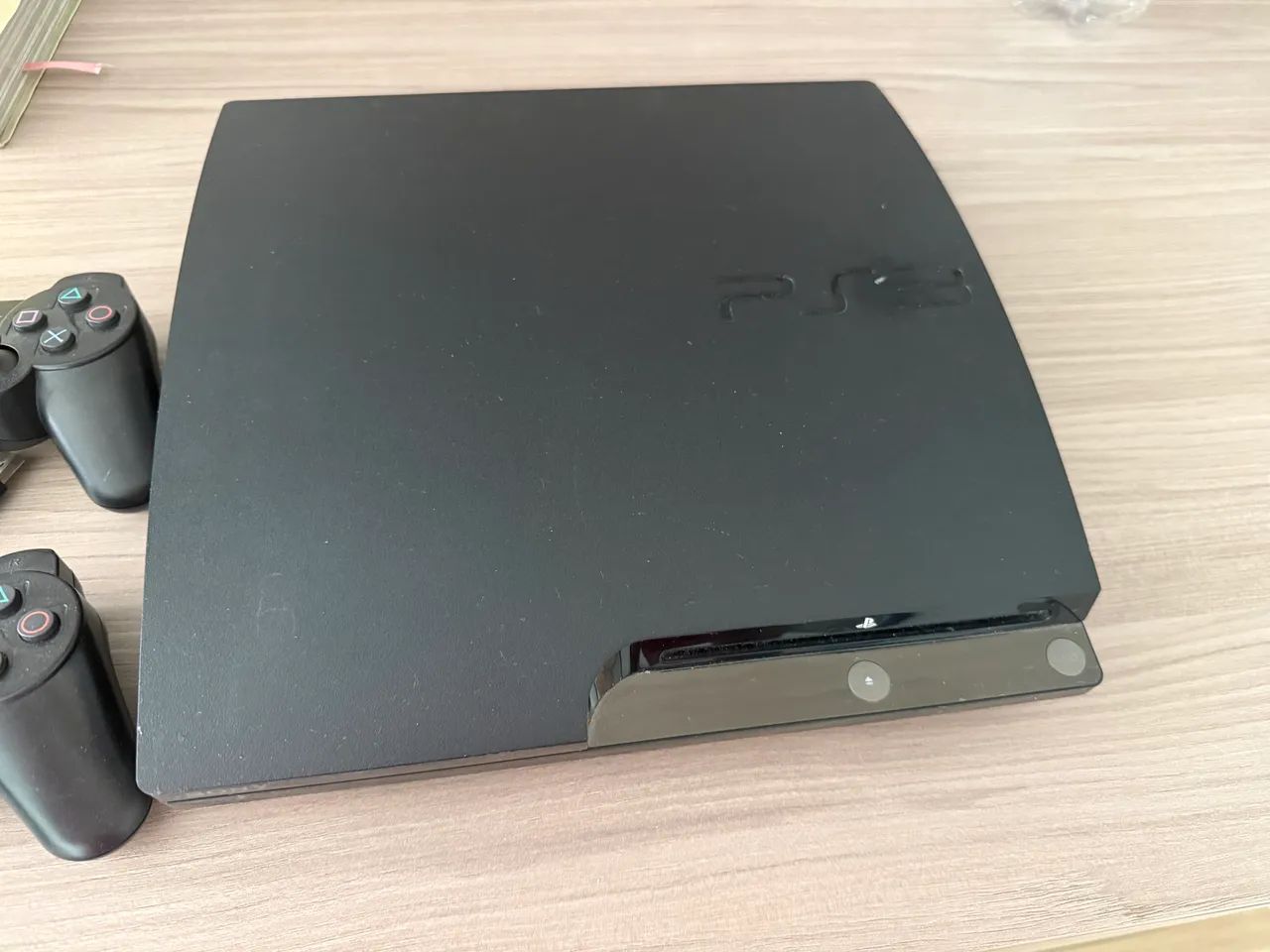 Vendo PS3 funcionando, com 2 manetes - Foto 3