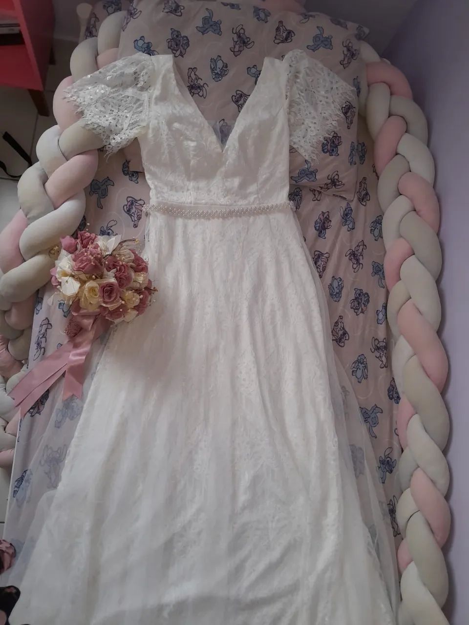 Vestido de noiva com buquê 