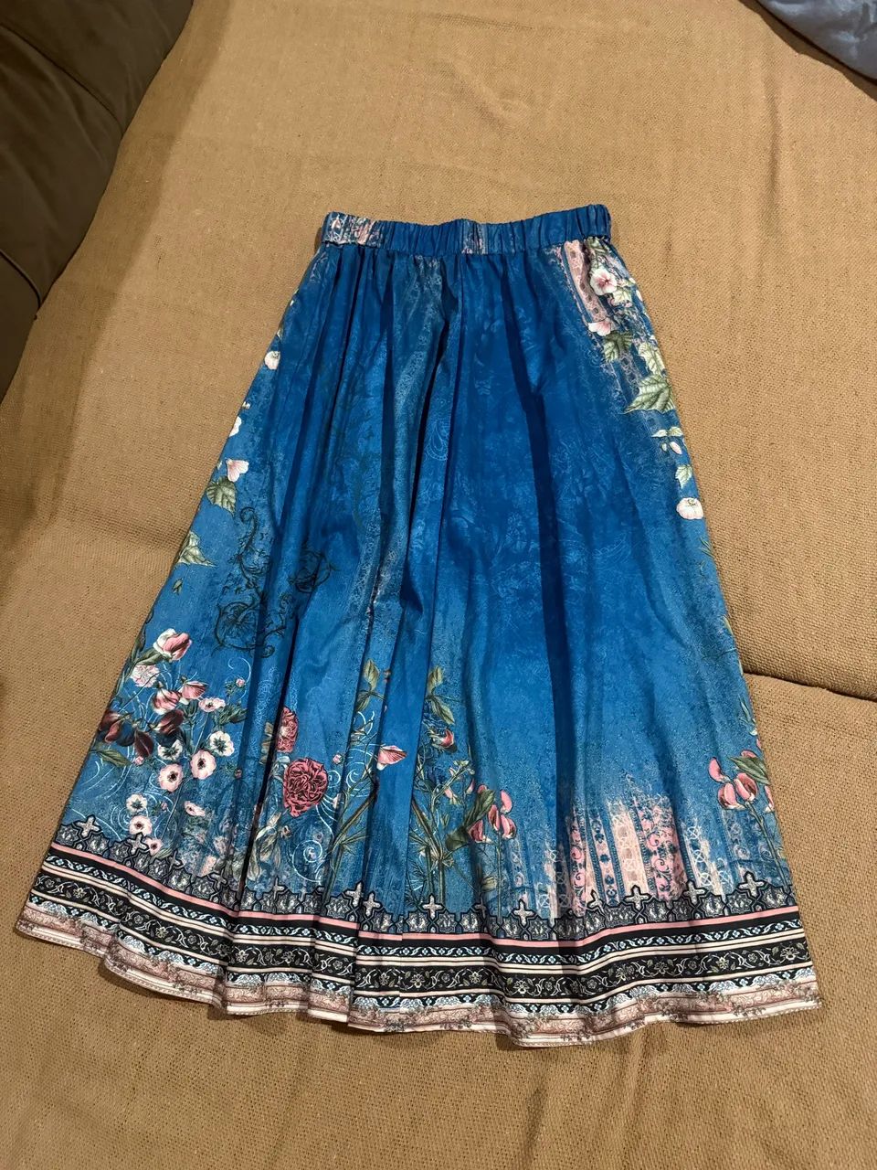 Vendo esses vestidos e essa saia gostei nao serviram em mim