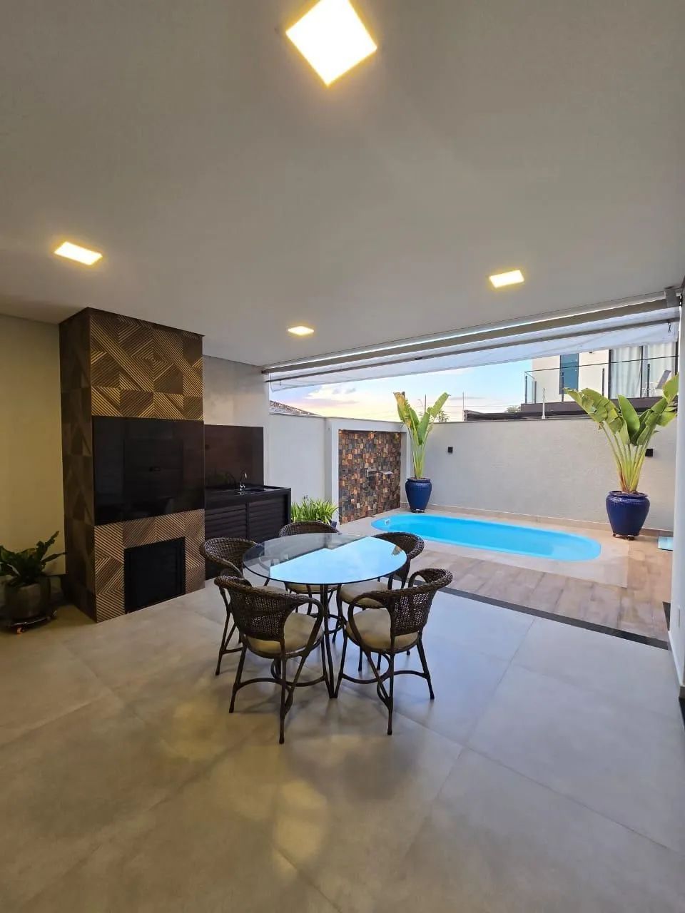 Sobrado com 3 quartos sendo 1 suíte e piscina