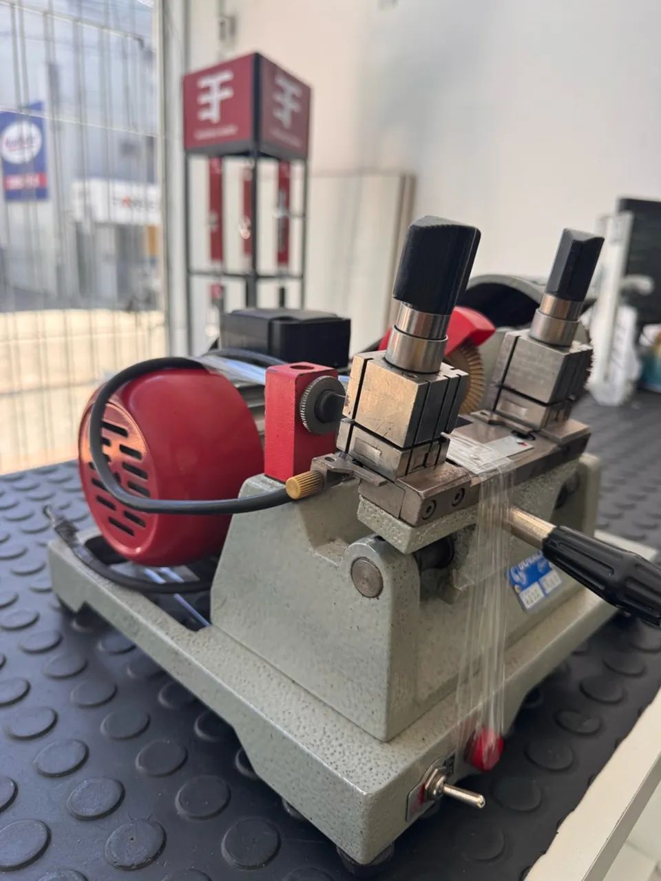 Maquina de cortar chave Yale Dovale 77040 - Foto 3