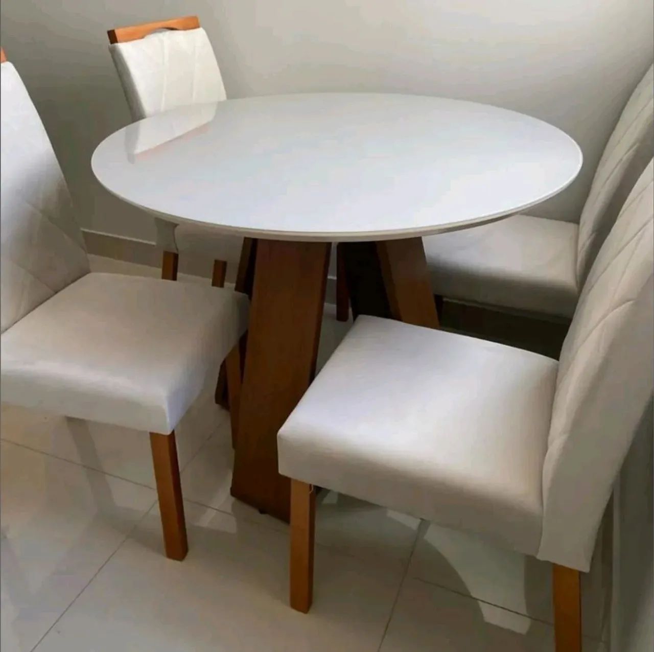Mesa de jantar Mel com 4 cadeiras 103x103 pronta entrega . - Foto 2