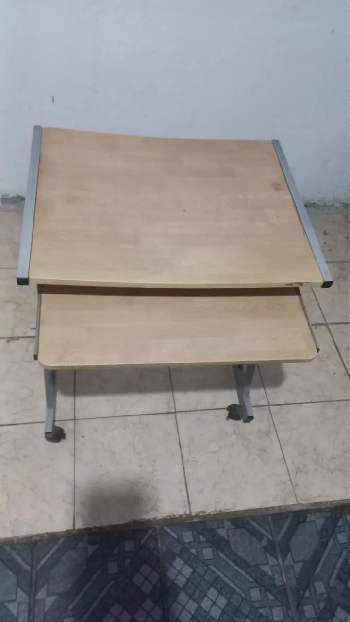 Mesa para computador/escritório com bandeja para teclado