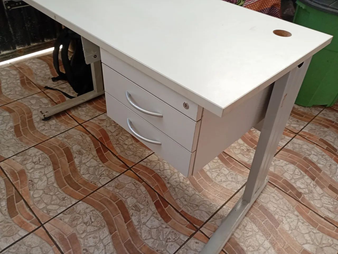 Mesa com duas gavetas top - Foto 4