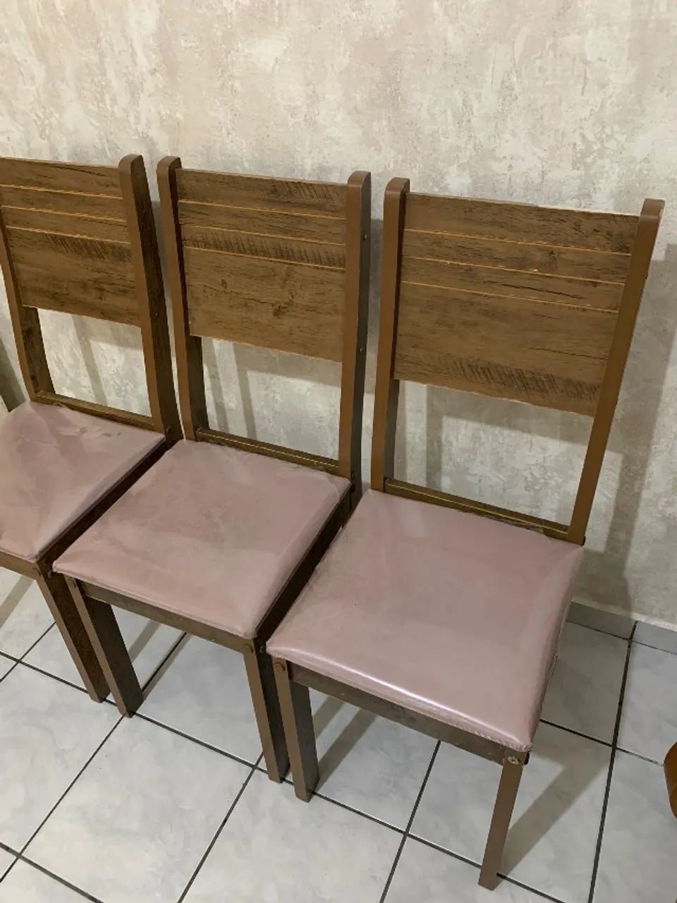 (03) CADEIRAS DE JANTAR AMADEIRADA ESTOFADO VELUDO - Foto 4