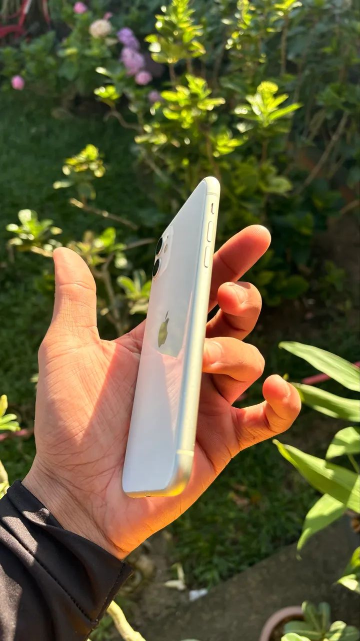 ? iPhone 11 Branco - Muito Conservado  - Foto 2