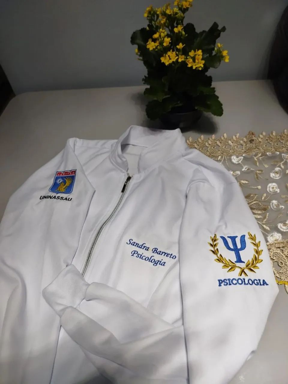 Jalecos, scrub e bordados - Foto 4