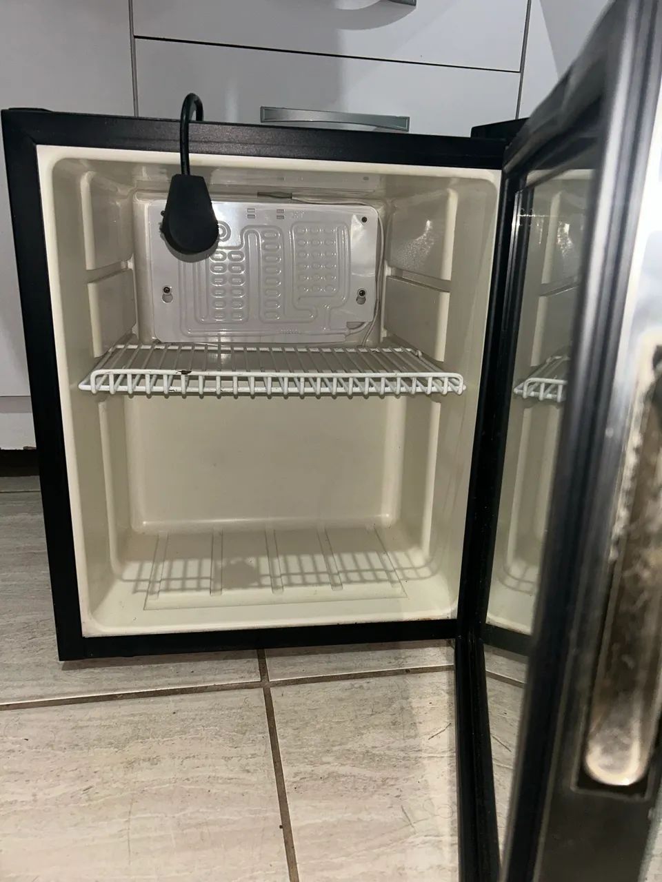 frigobar Elettromec 110V, com acabamento inox e porta de vidro. - Foto 5