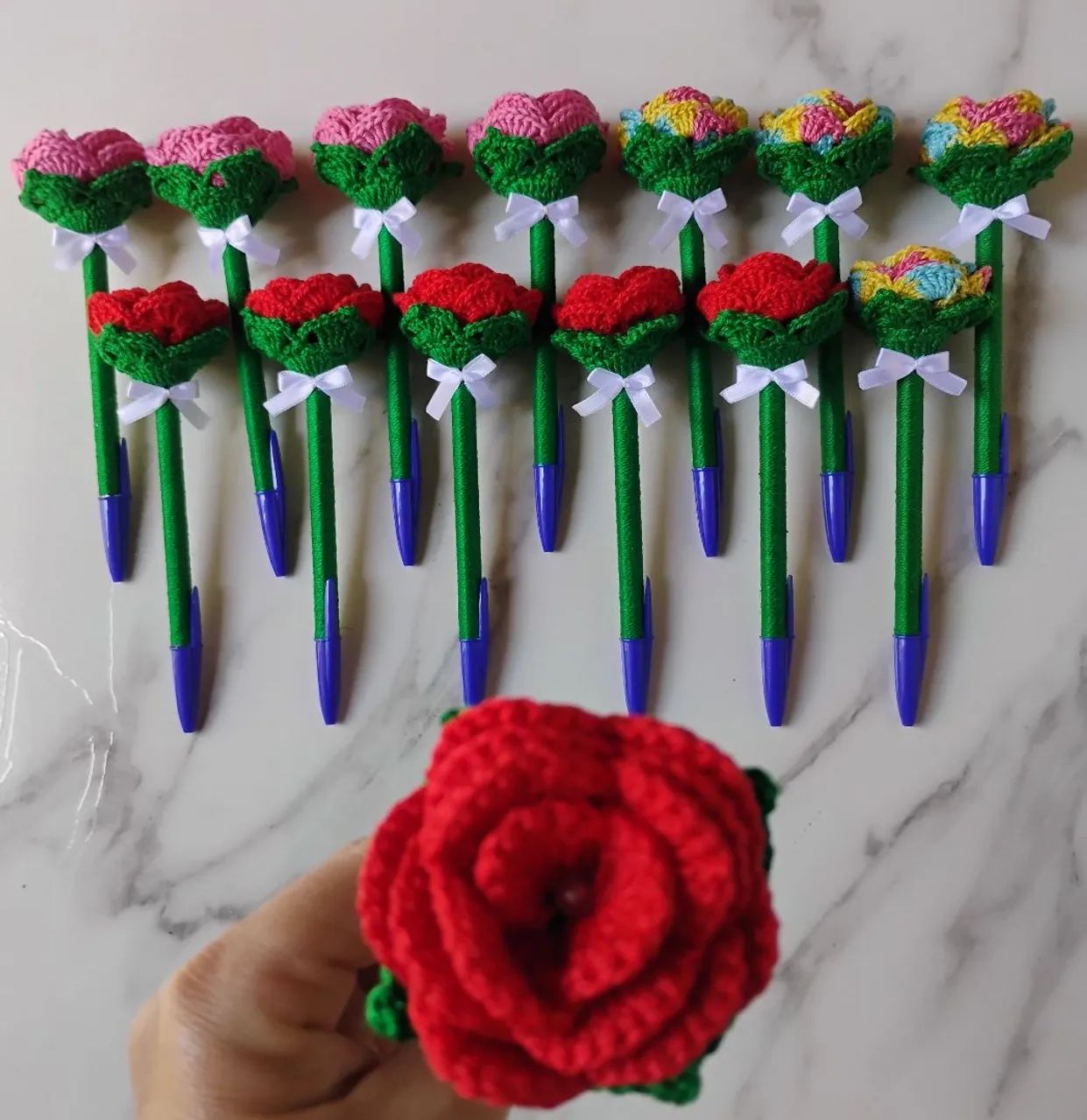 Caneta decorada com flor de crochê  - Foto 2