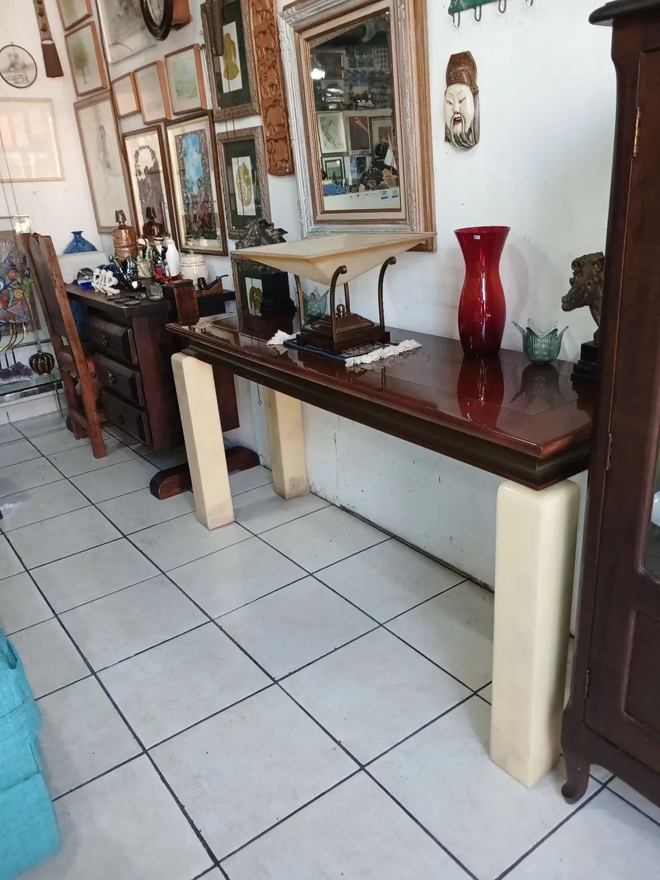 Elegante Aparador com tampo polido.