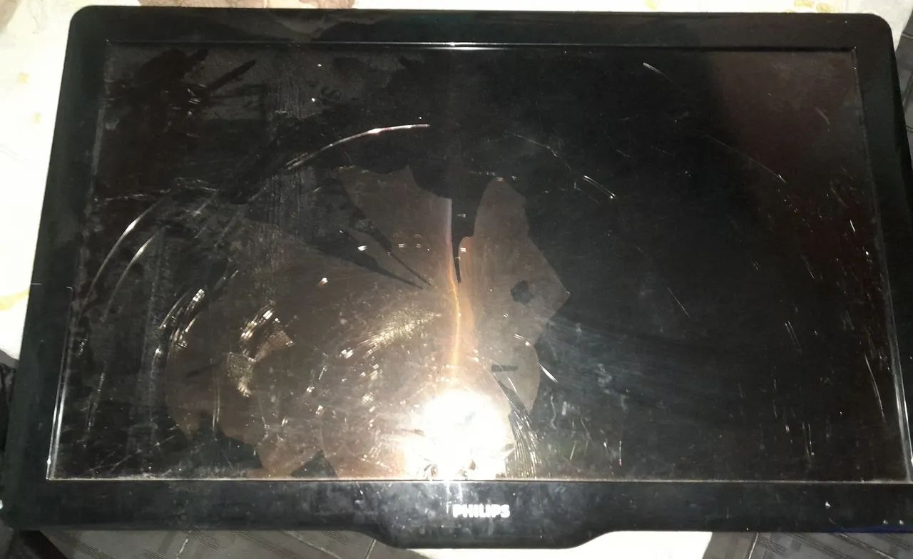 A TV Philips LCD quebrada para retirada de peças.  - Foto 2