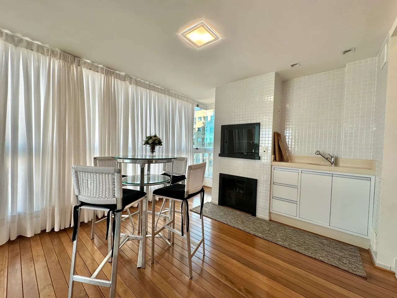 APARTAMENTO COM 03 SUÍTES NA QUADRA MAR - MOBILIADO - Foto 4
