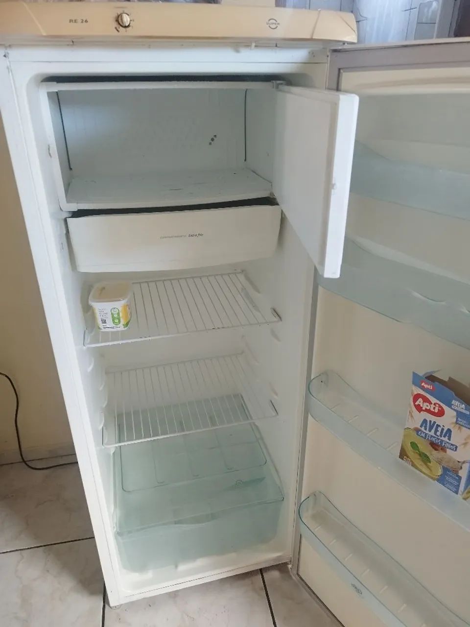 Vendo geladeira,mesa 4 cadeira,tv smart 32 polegadas. - Foto 2