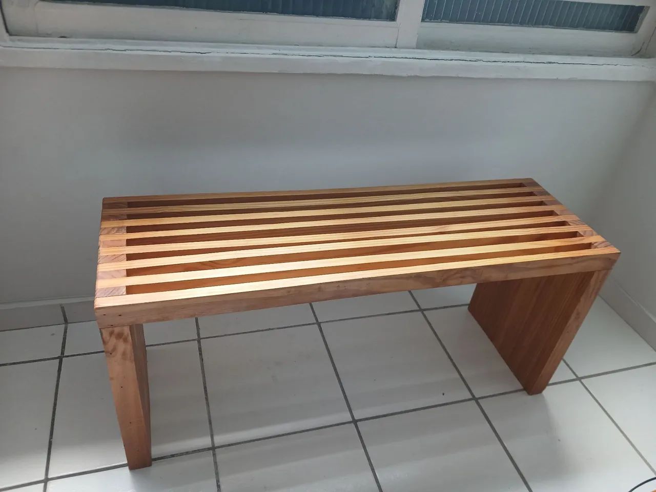 Banco ripado envernizado