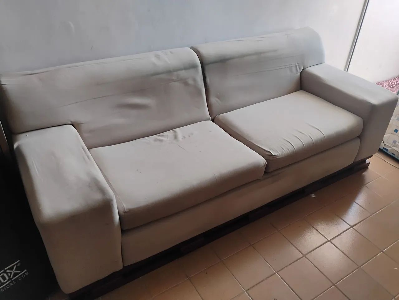 Sofá de 2,20 metros largura , base ( pés ) de madeira maciça 