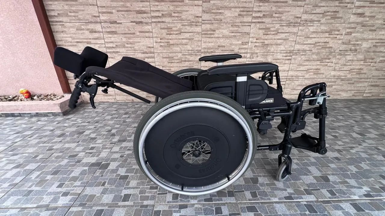 Cadeira de rodas em ótimo estado pouco uso - Foto 3