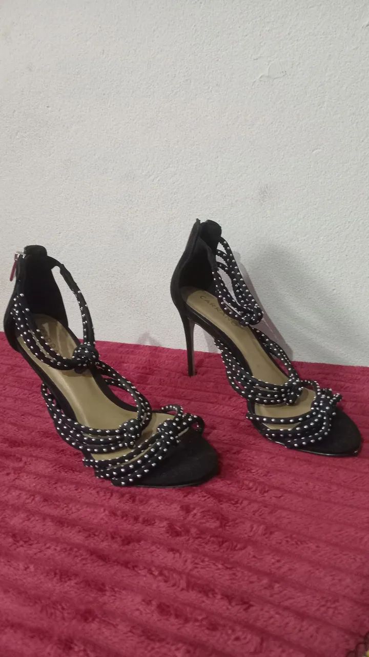 Sandália salto agulha. 20.00