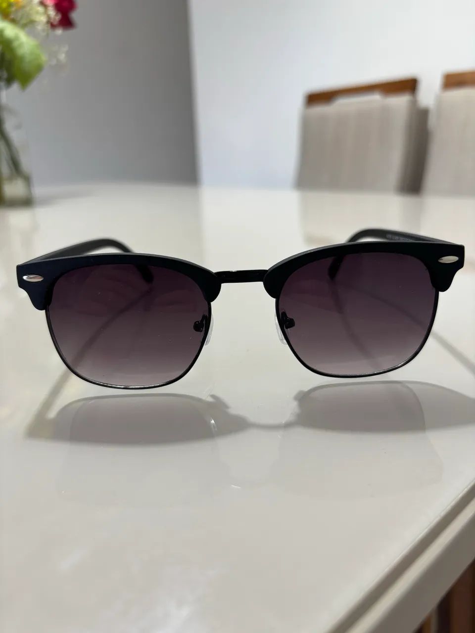 Óculos de Sol Preto com Detalhe Metálico - Design Moderno e Sofisticado - Foto 2