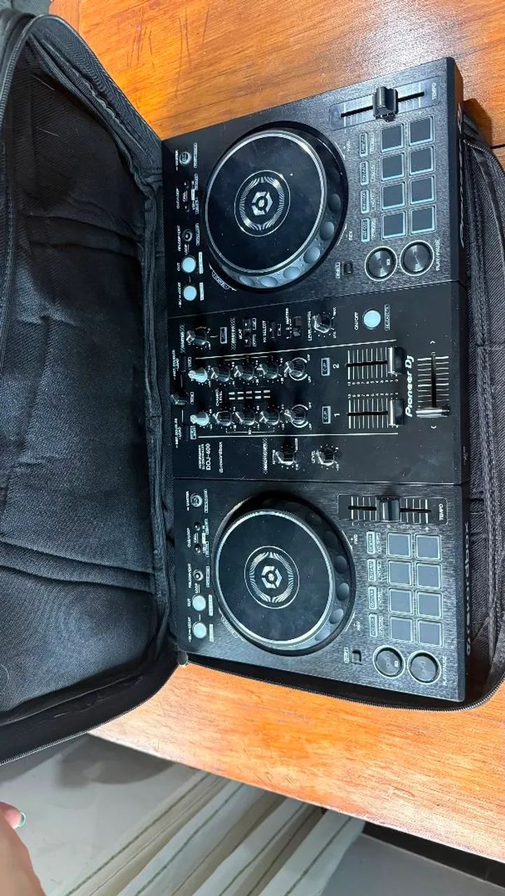 Vendo controladora DDJ-400 com cabo e case.<br> * - Foto 5