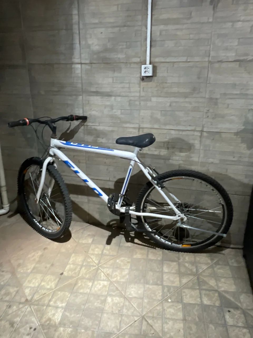 Bicicleta usada(muitas poucas vezes)