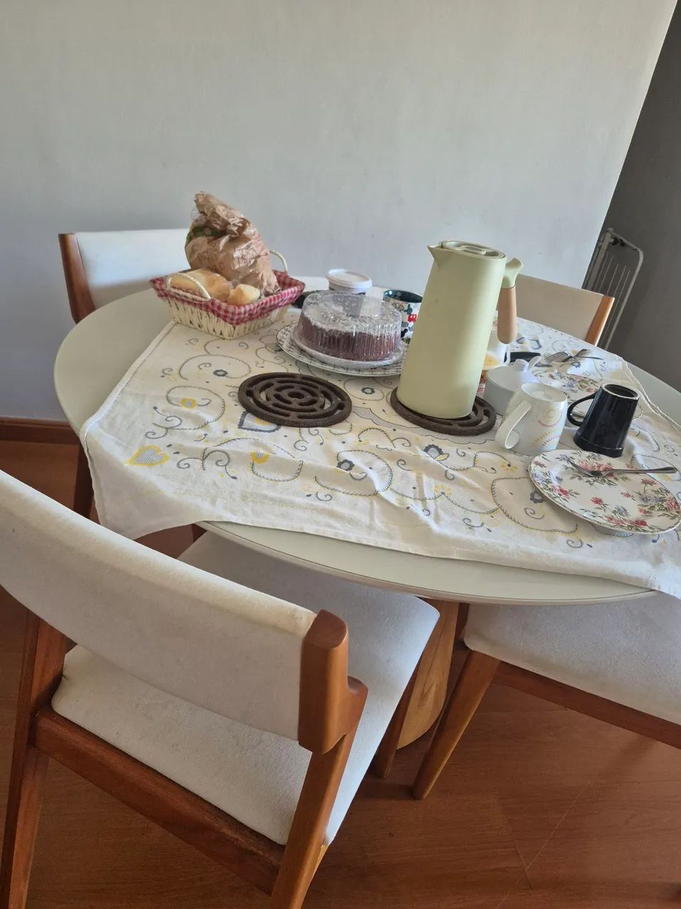 Mesa redonda 120cm com cadeiras  muito cheirosa e nova - Foto 2