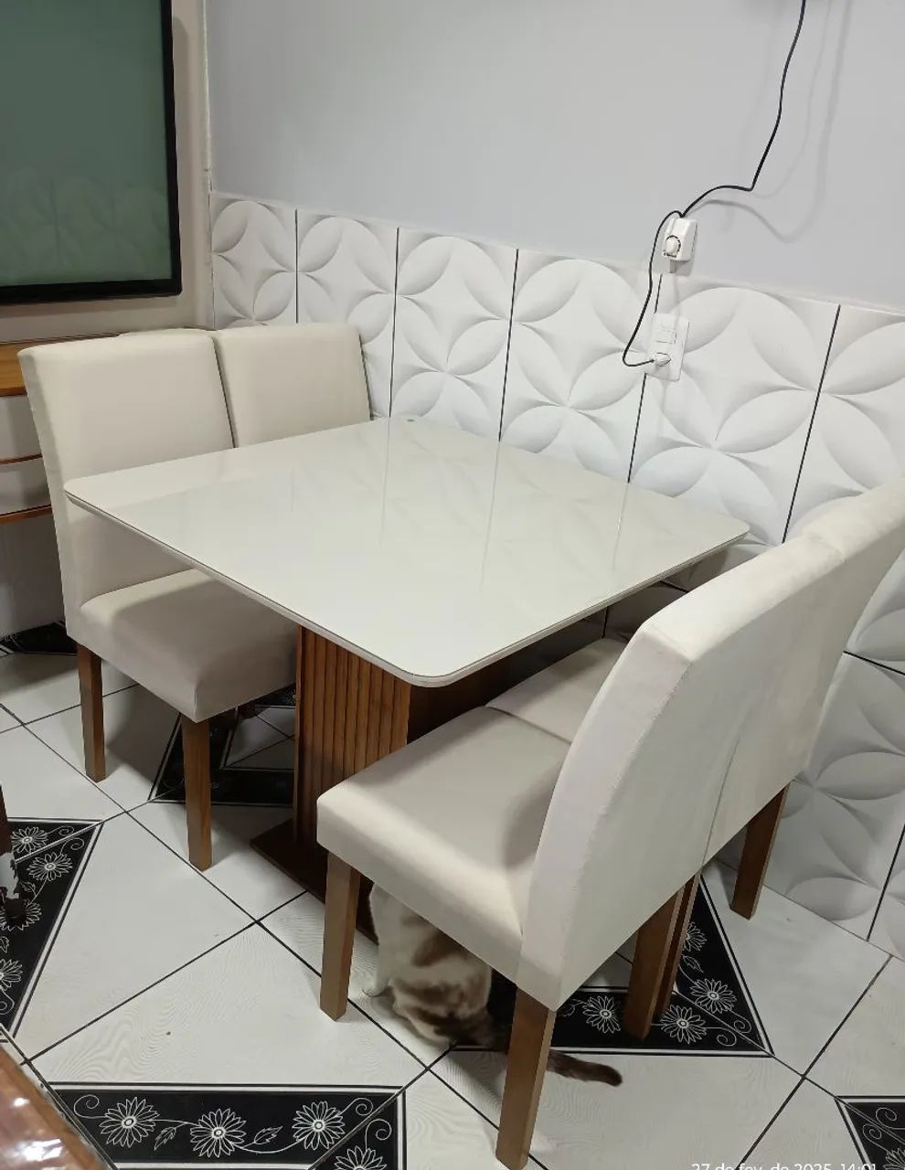 Mesa de jantar com 4 cadeiras quadrada