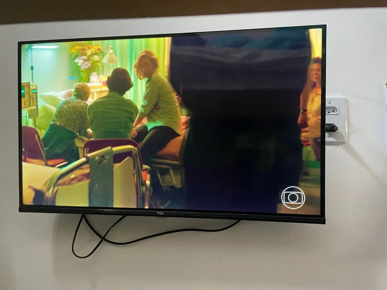 Tv smart 32 polegadas, nova com pouco tempo de uso, acompanha antena e suporte para tv  - Foto 2