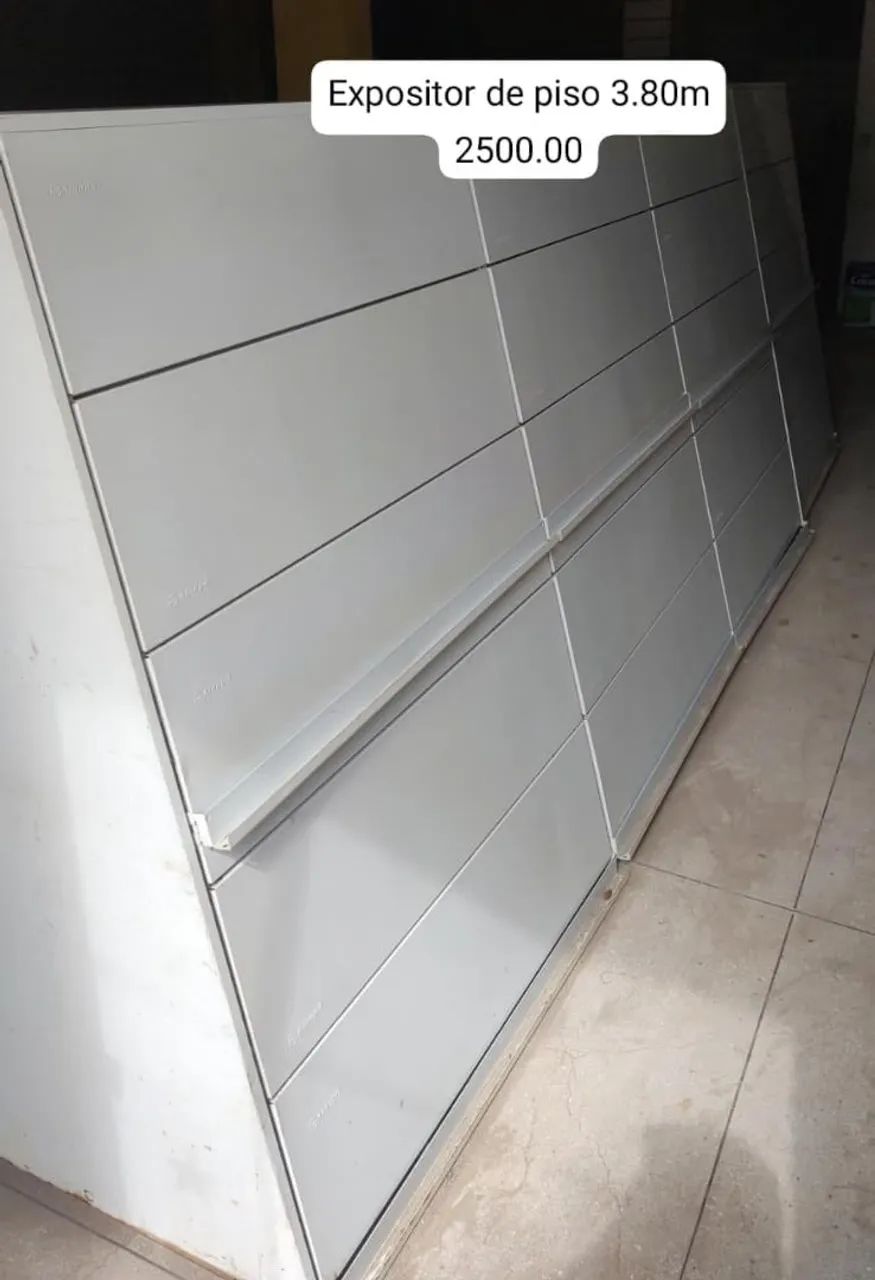Vendo expositor de piso 