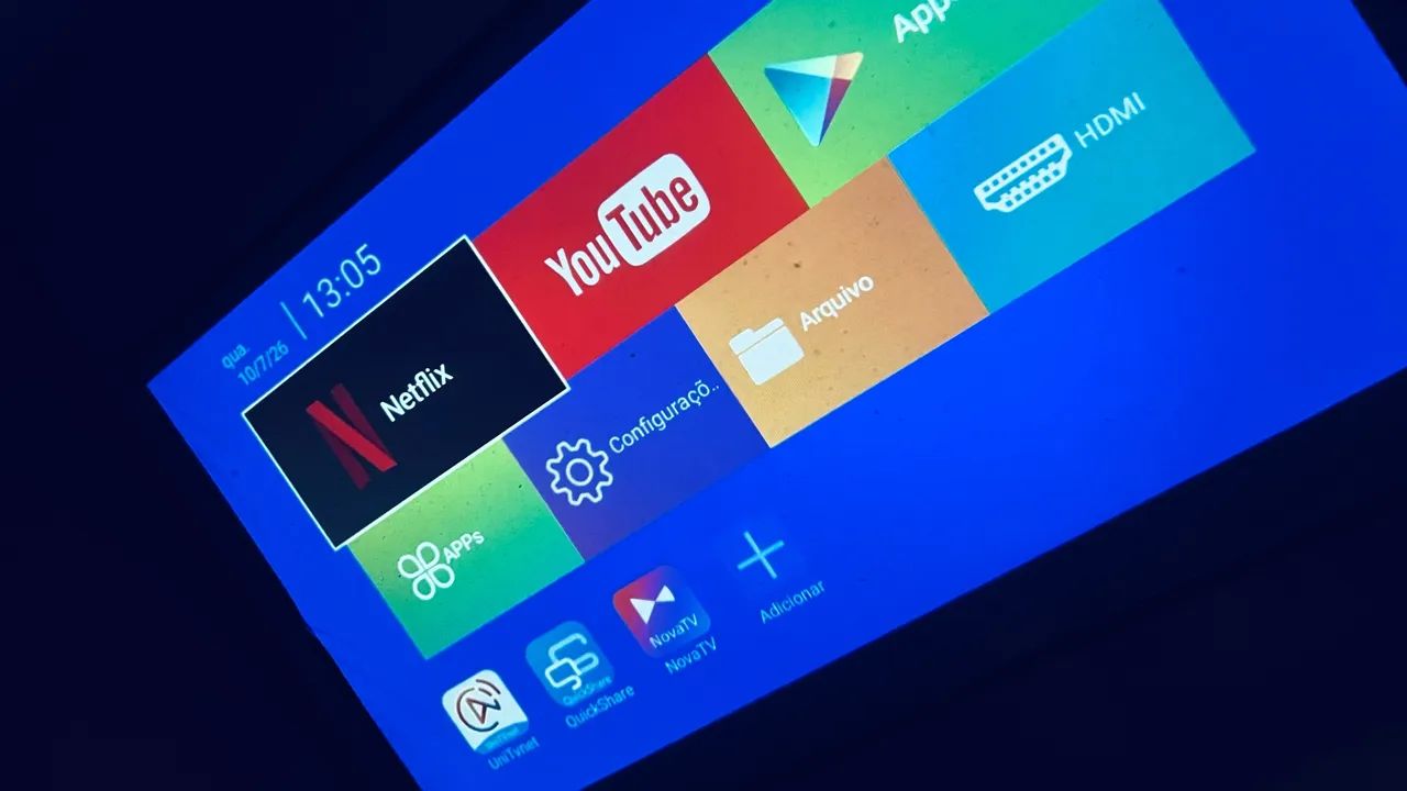 Vende-se projetor com tela de projeção 