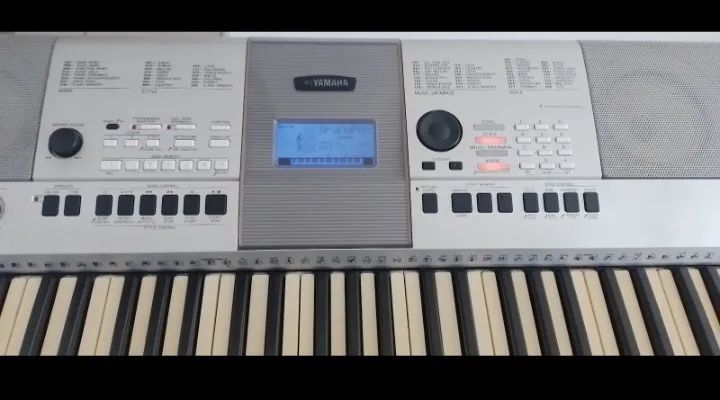 Teclado Yamaha PSR E-413 + Estante  - Foto 2