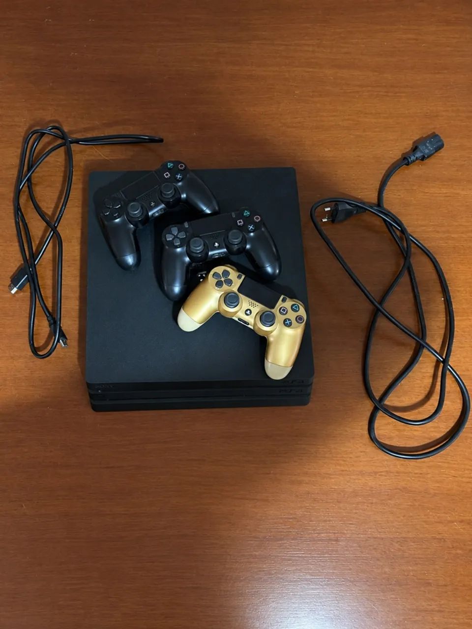 PS4 Pro + 3 controles