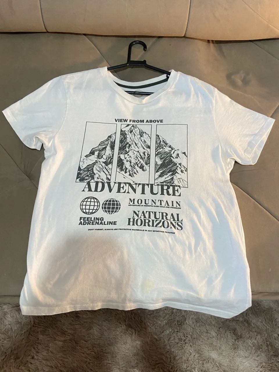 Camisa Branca com Estampa Retrô