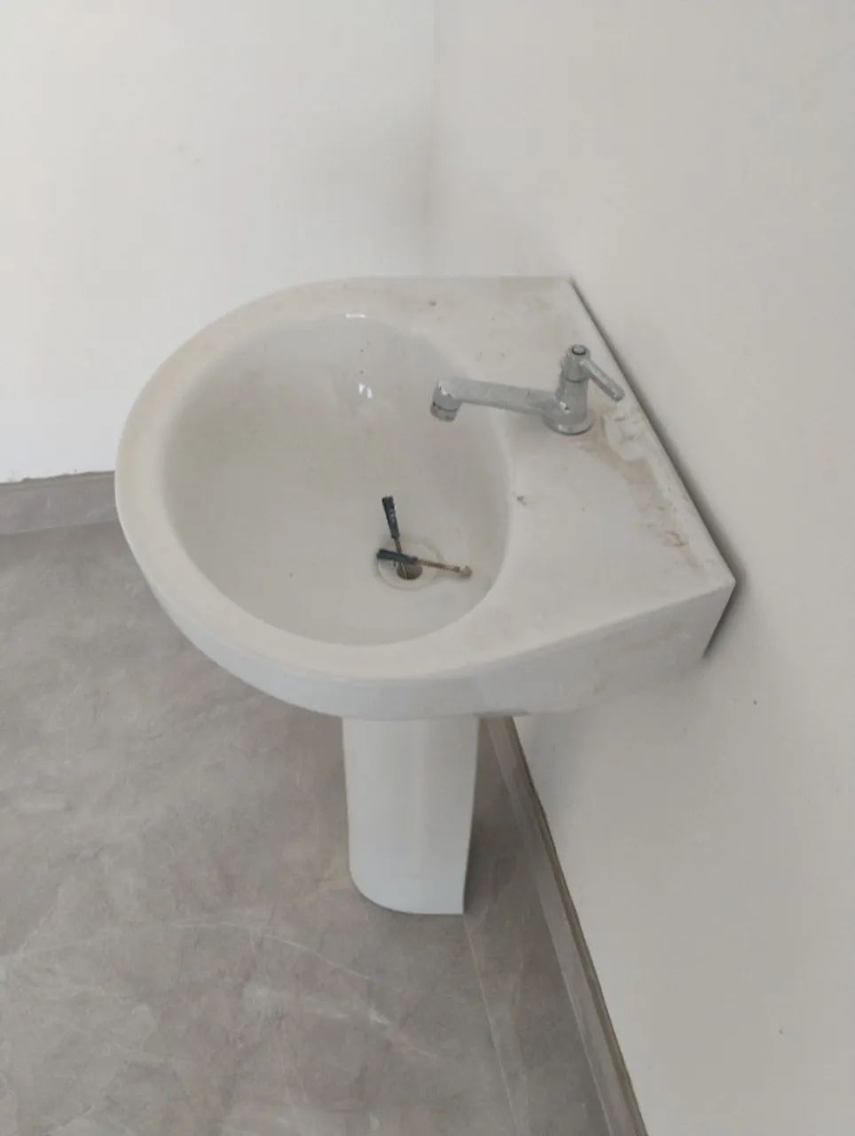 Bathroom sink64962159973377120