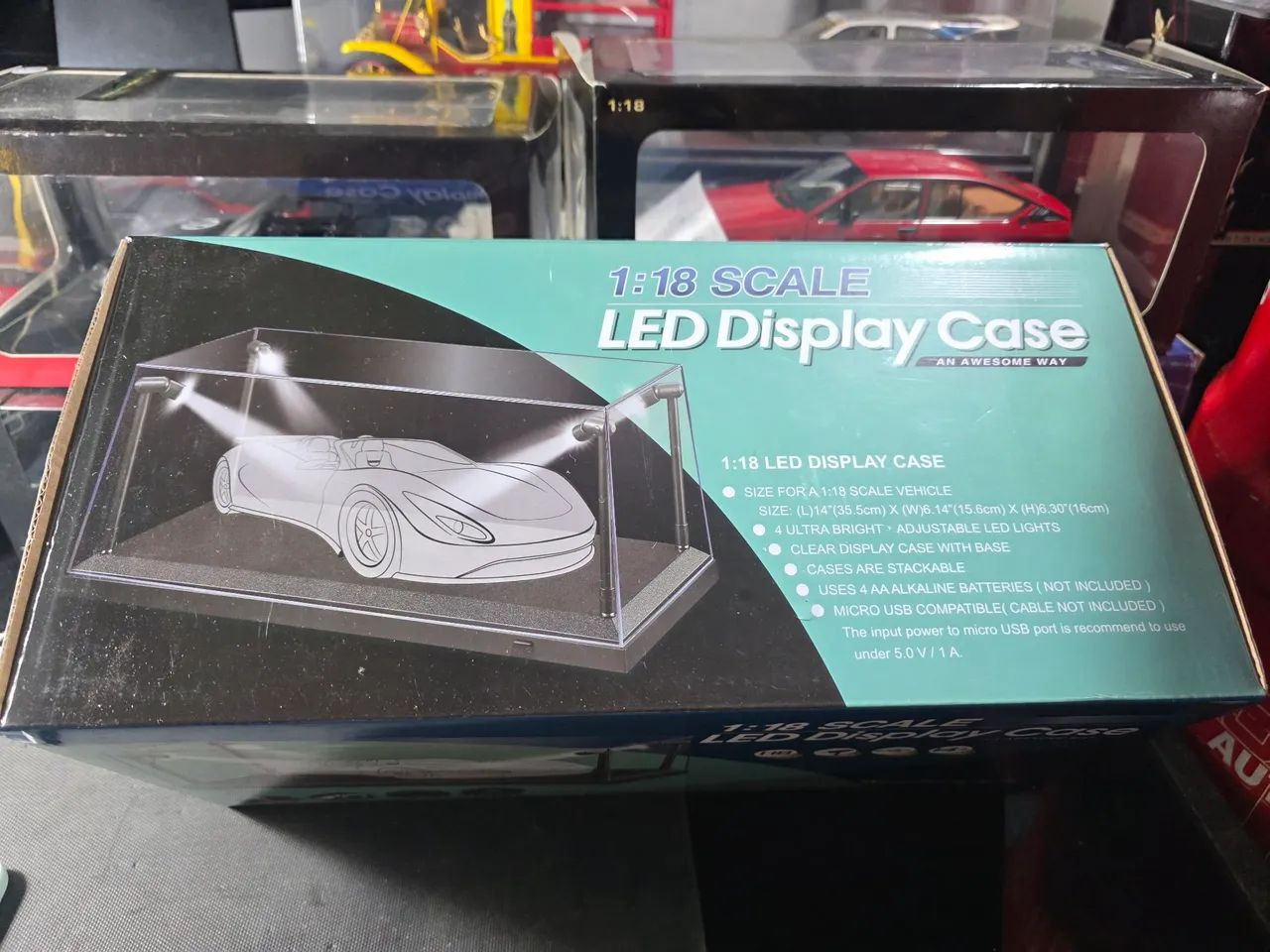 Display acrílico 1:18 c base e 4 postes de led bi-focais
