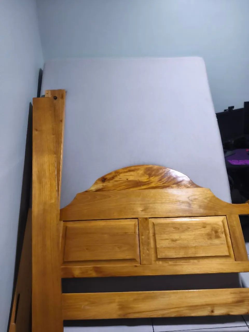 Vendo cama madeira maciça junto com colchão Ortobom  - Foto 2