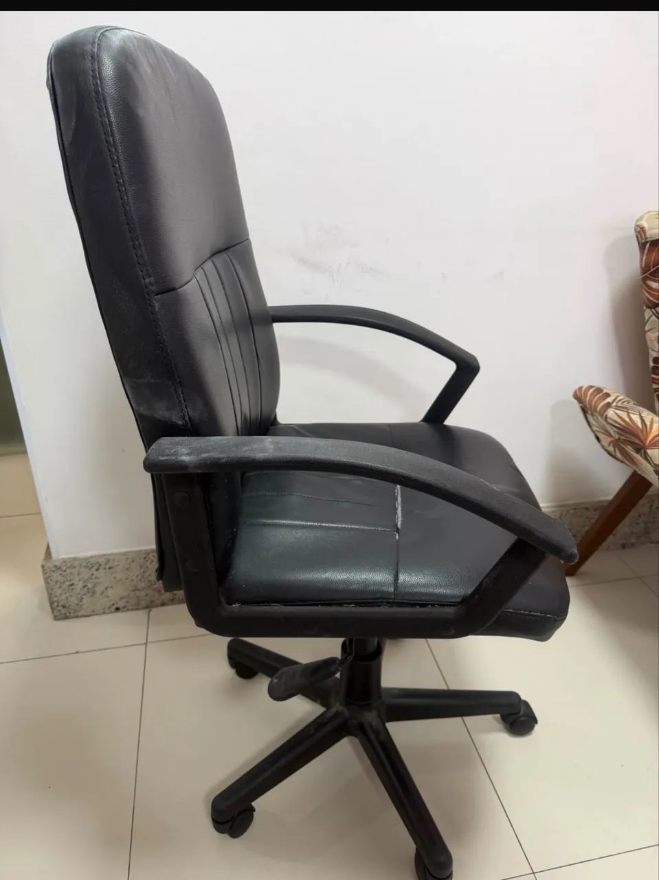 Cadeira giratória  modelo diretor preta  - Foto 3