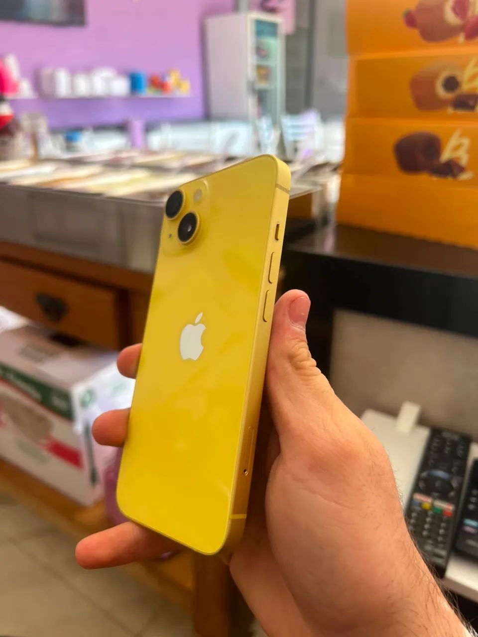 Troco iphone 14, celular está zerado, acompanha caixa e nota fiscal 