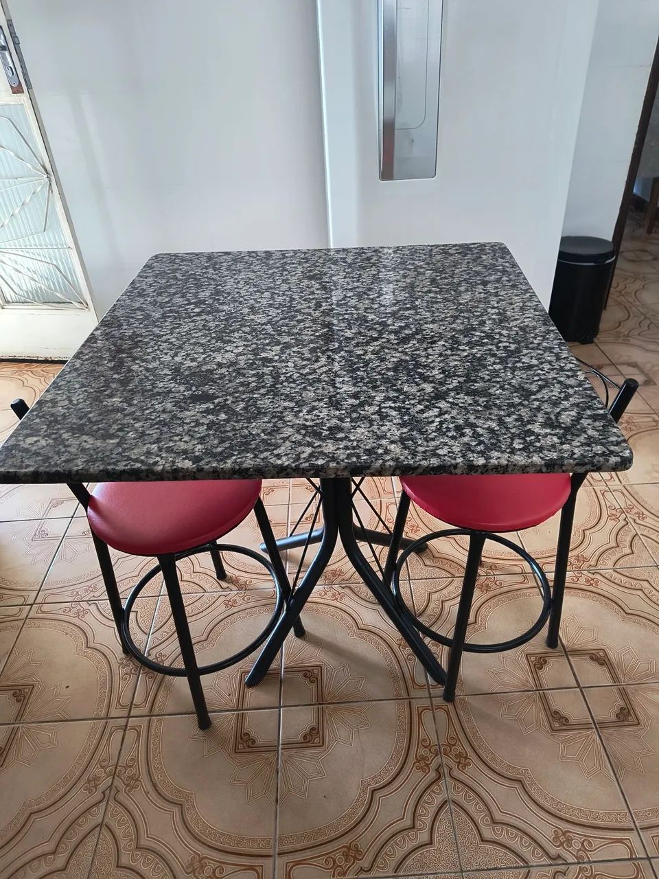 Mesa cozinha com 2 banquetinhas 