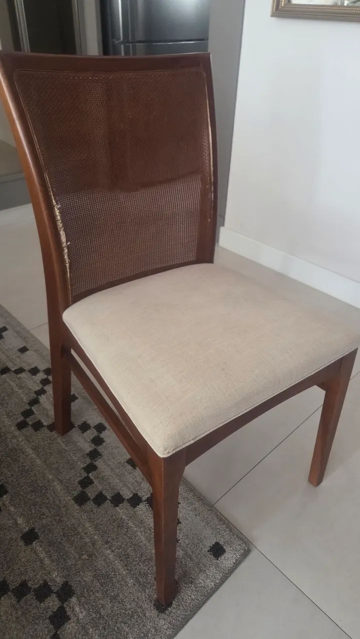 Vendo 8 cadeiras de madeira maciça precisando de reparos - Foto 5
