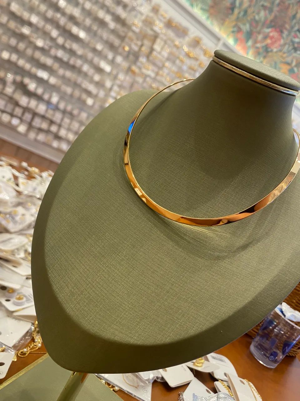 O Choker Dourado que Transforma Qualquer Look em Segundos 