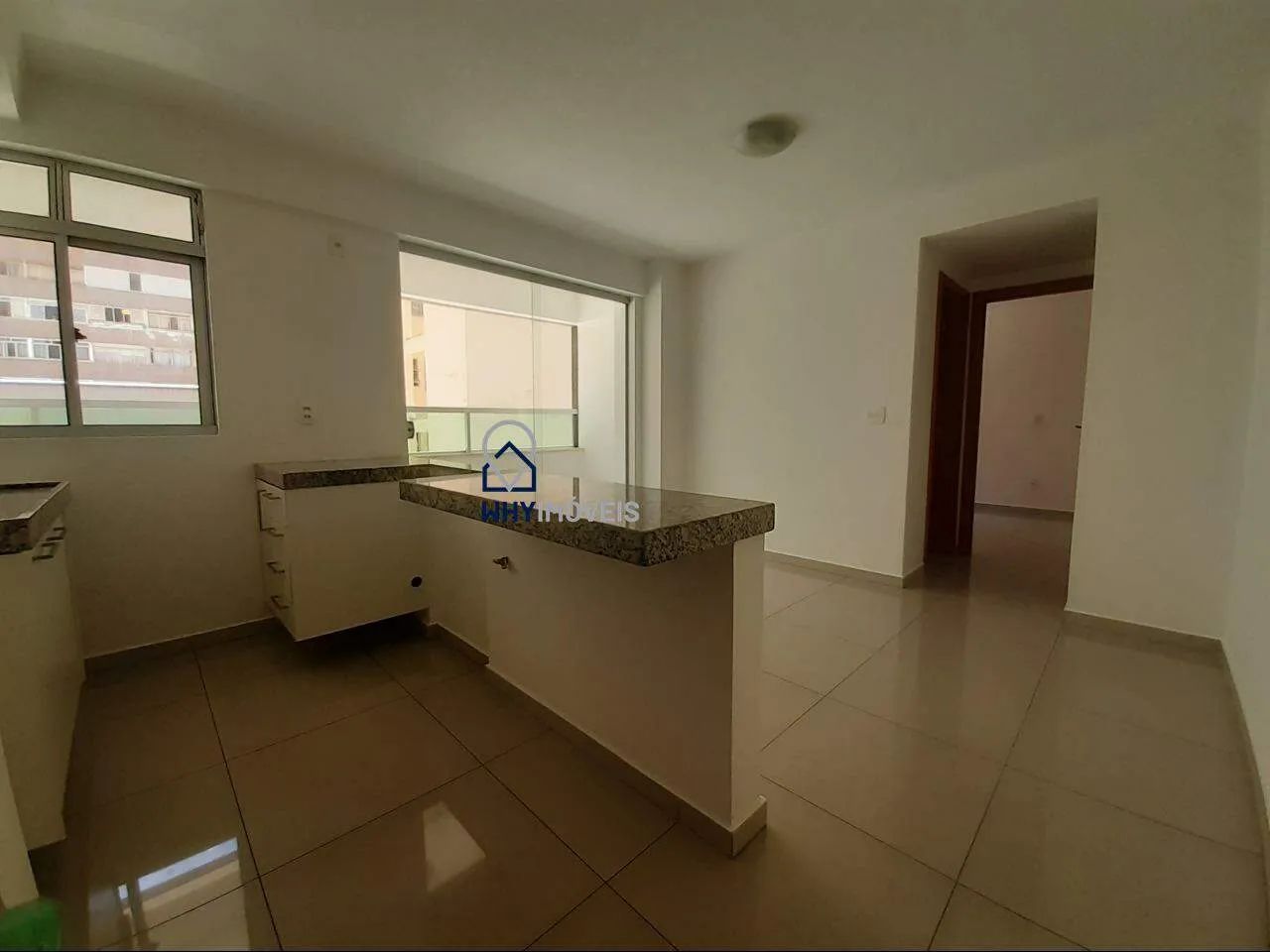 Apartamento 1 quarto no Centro (fundo) com varanda e 1 vaga - Foto 2