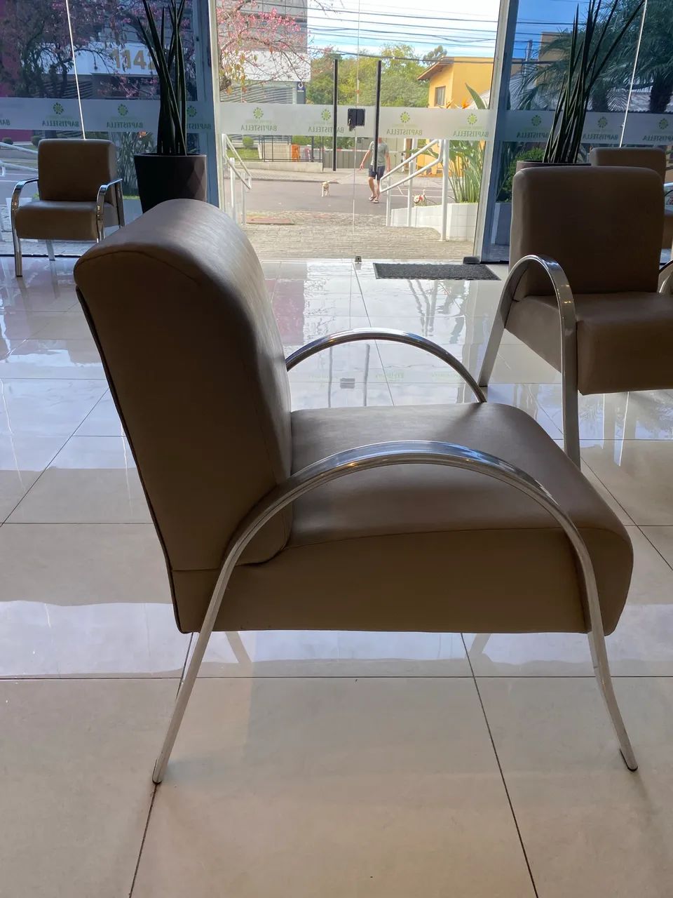 Cadeira de Recepção Estofada Bege com Estrutura Cromada - Foto 3