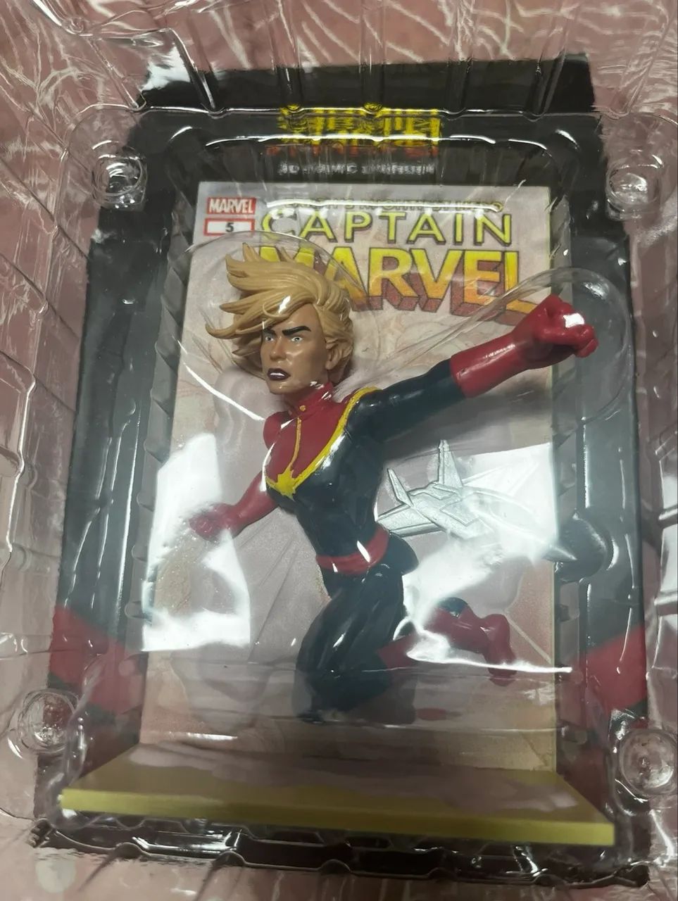 Boneco captain marvel 3d comic standee loot crate - Foto 2