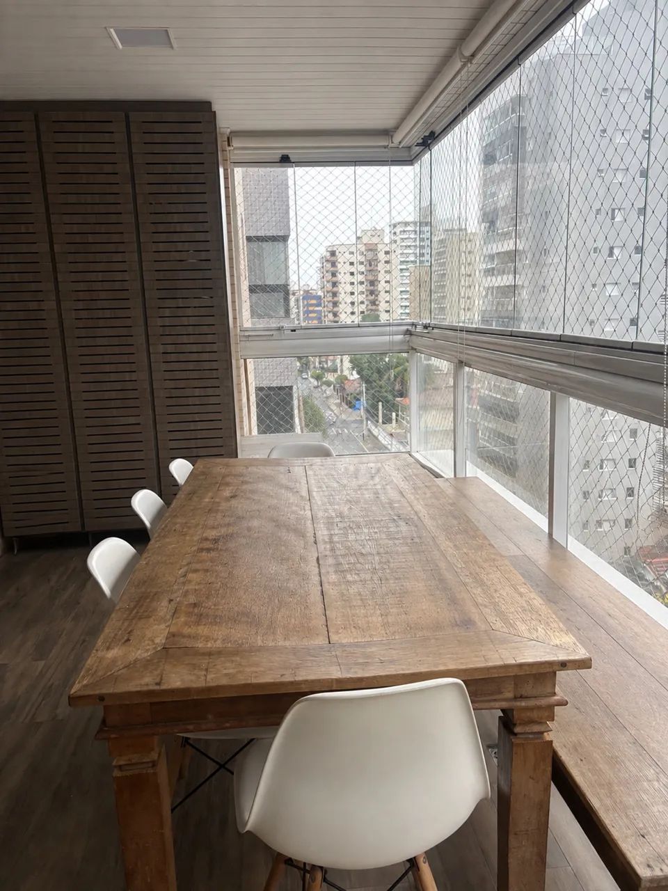 Vendo mesa e banco de madeira maciça 