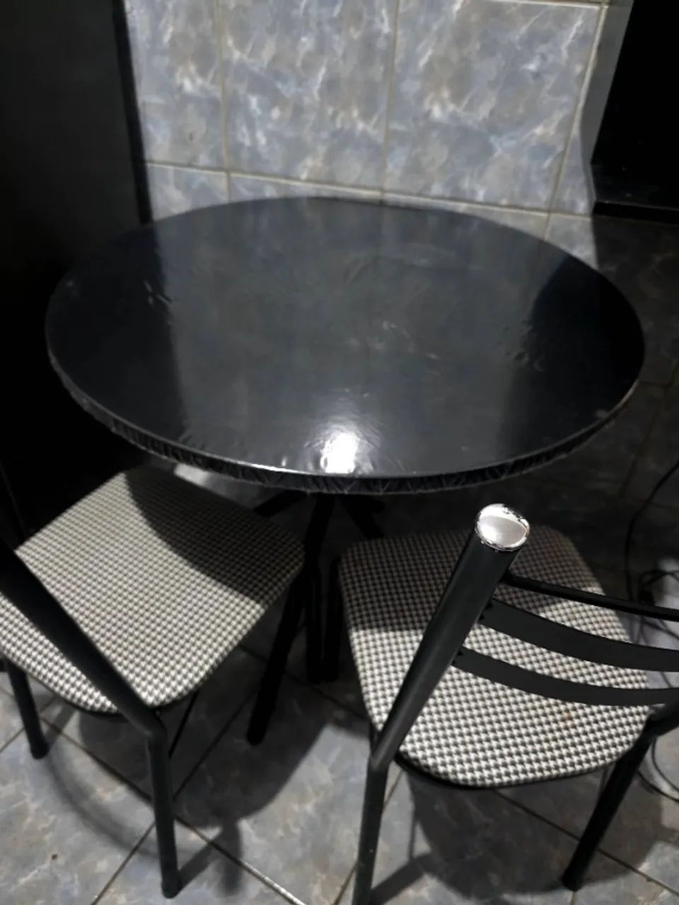 Mesa de jantar redonda com 4 cadeiras