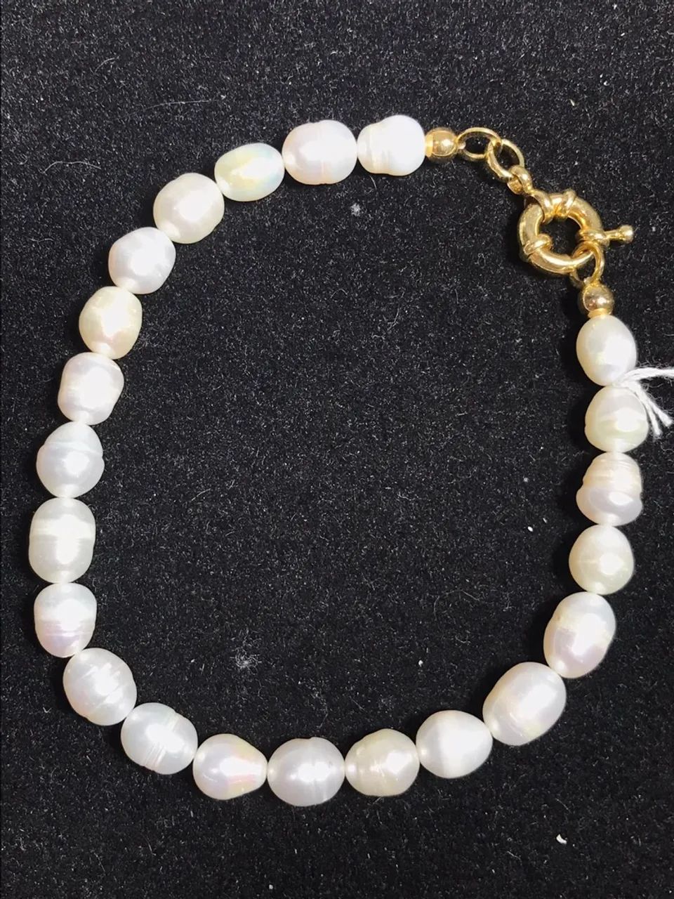 Pulseira de Pérolas Barrocas com Fecho Dourado - Foto 2